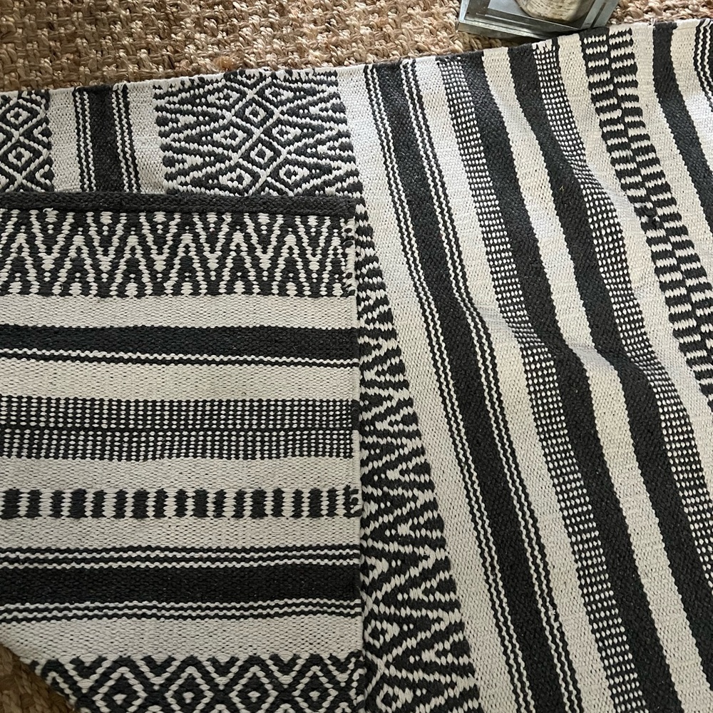 Beautiful Area Rug - Picture 3 of 6